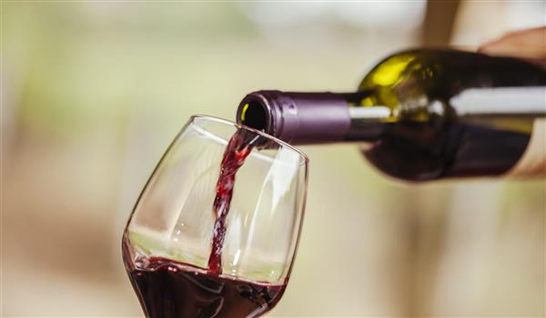 Devemos resfriar um vinho tinto?